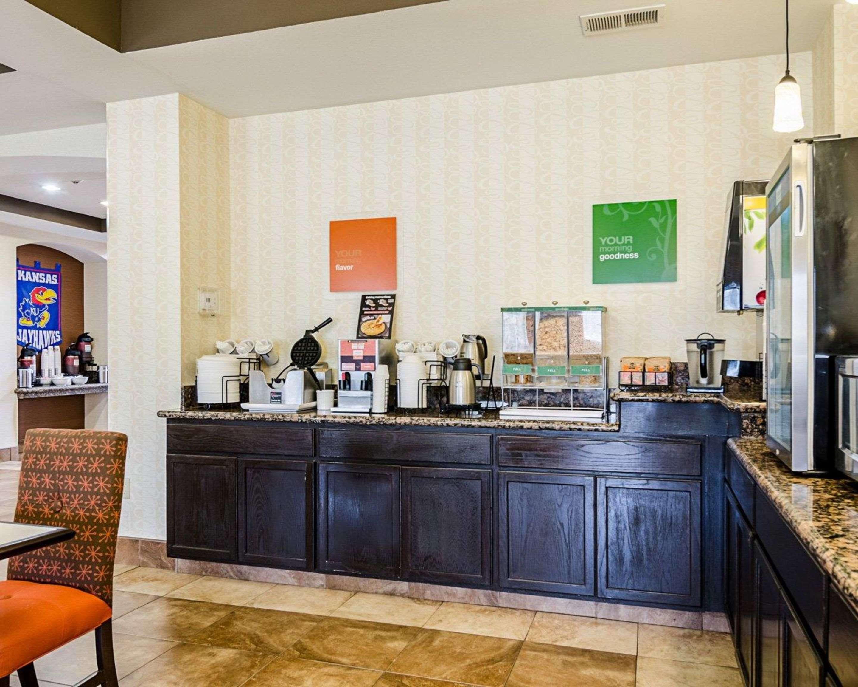 Comfort Inn & Suites Lawrence - University Area Eksteriør billede